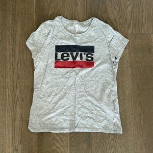 Levi’s tee